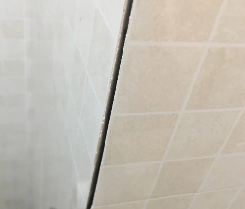 宾川瓷砖空鼓维修公司分享阳台瓷砖脱落的修复过程可以分为以下几个步骤