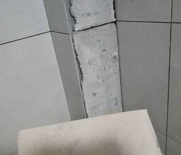 宾川瓷砖空鼓维修公司分享下厨房瓷砖脱落的补救措施。